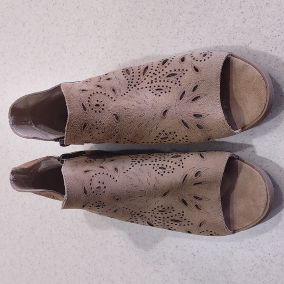 Coolway Tan Nelia Perforated Leather Side Zip Peep Toe Shoes Size 41/US 10 EUC - Picture 3 of 14